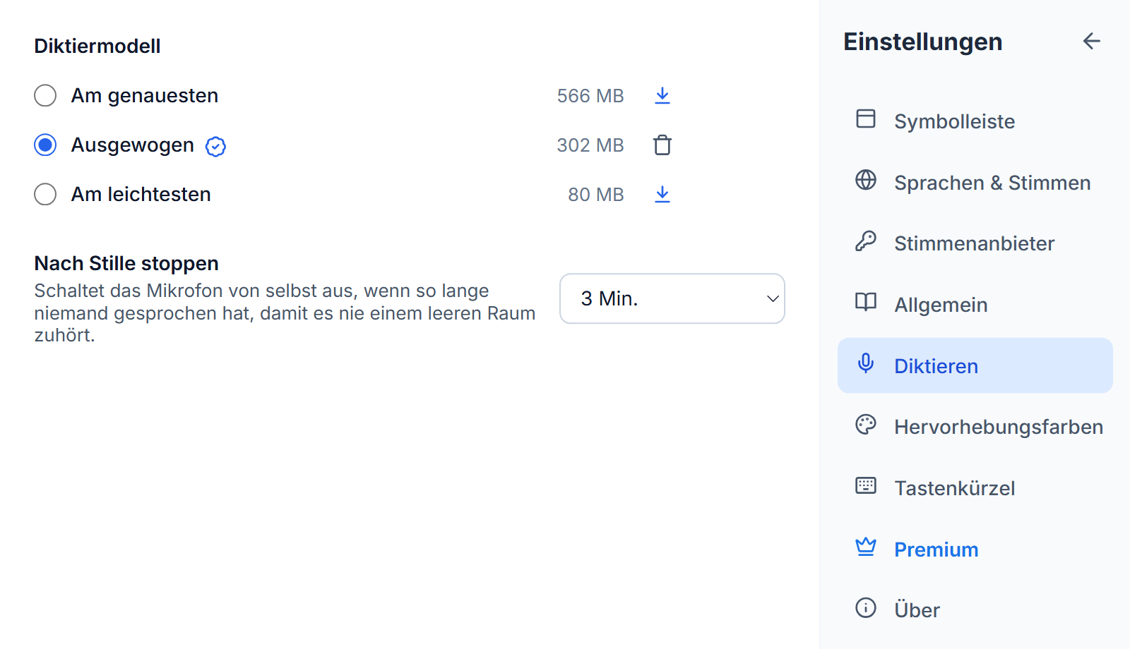 Einstellungen, Diktieren: Am genauesten, Ausgewogen und Am leichtesten mit ihren Größen, Ausgewogen ausgewählt mit einem Abzeichen für die beste Wahl und einer Entfernen-Schaltfläche, Download-Schaltflächen neben den anderen beiden und Nach Stille stoppen auf 3 Min. gestellt.