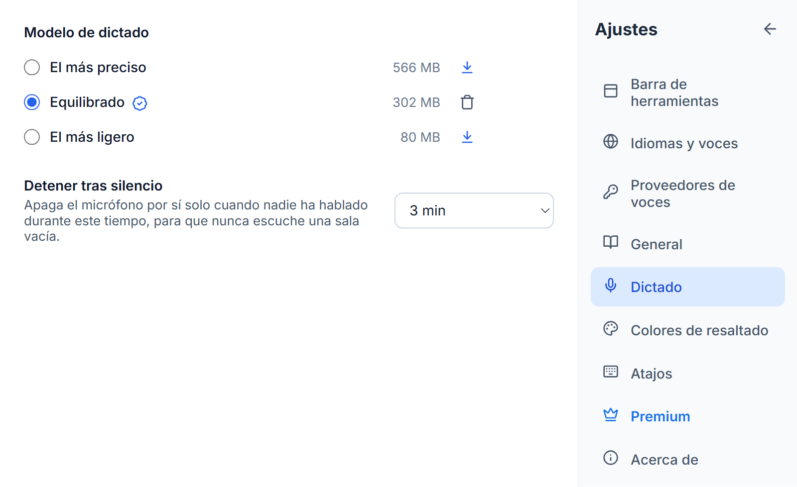 Ajustes, Dictado: El más preciso, Equilibrado y El más ligero con sus tamaños, Equilibrado seleccionado con una insignia de mejor opción y un botón de quitar, botones de descarga junto a los otros dos y Detener tras silencio ajustado a 3 min.