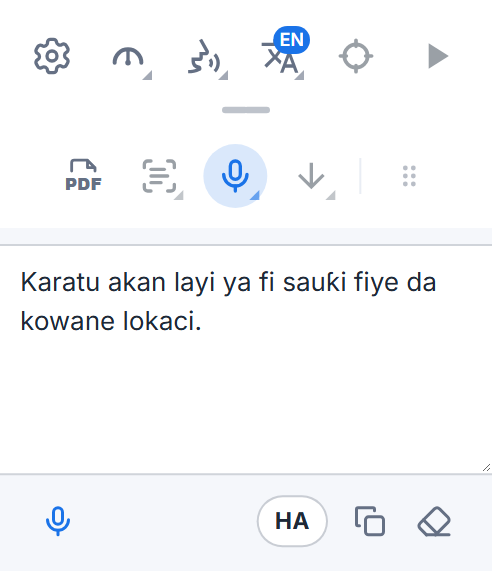 Sandar kayan aiki ta Readalix da akwatin rubutu da murya: kalmomin da aka faɗa aka rubuta, maɓallin makirufo don ƙara wasu, maɓallin harshe, da maɓallai don kwafa da share su.