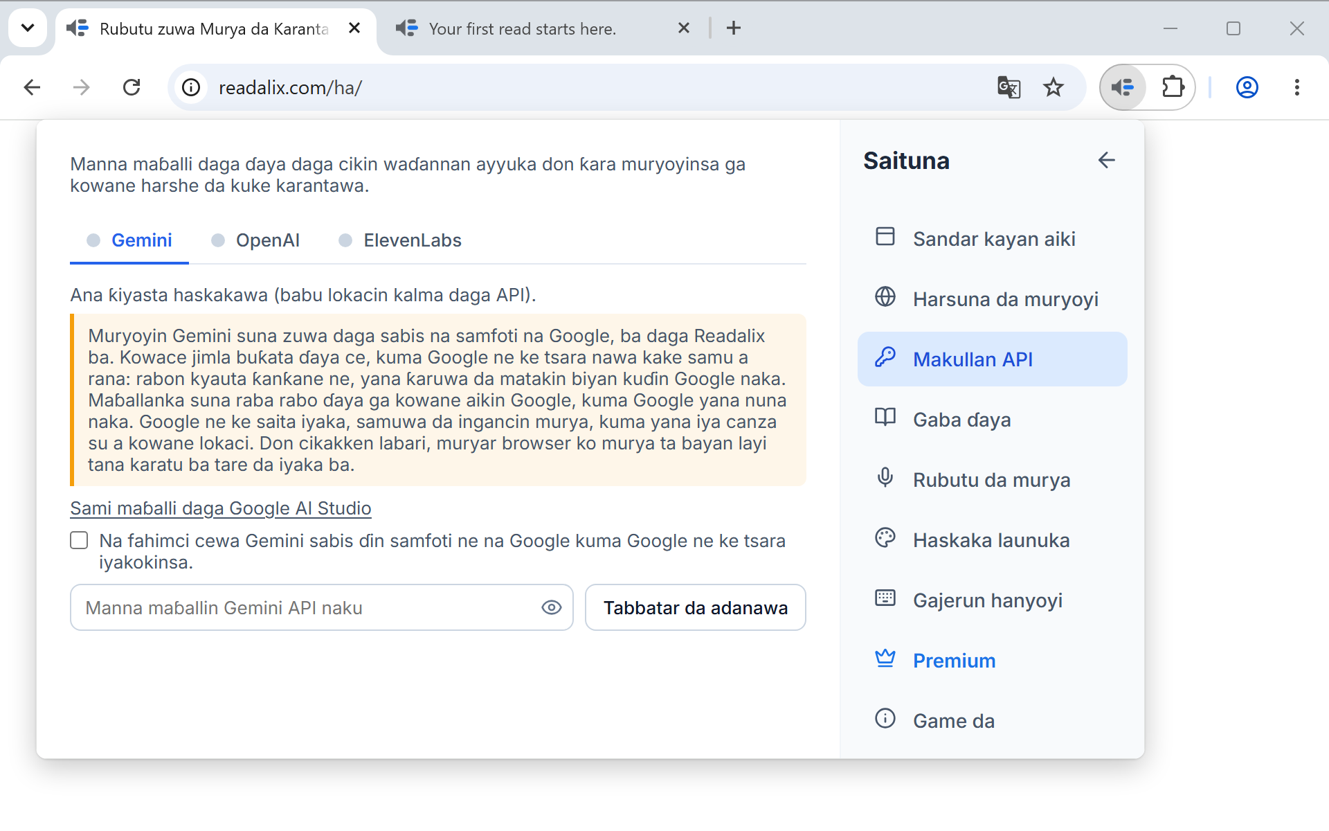 Saituna a shafin Makullan API: layi da ke cewa maɓallin yana zama a wannan kwamfutar, sannan shafukan Gemini, OpenAI da ElevenLabs tare da Gemini a buɗe, hanyar samun maɓalli, akwati da za a yi alama, da filin liƙa maɓalli kusa da maɓallin Tabbatar da adanawa.