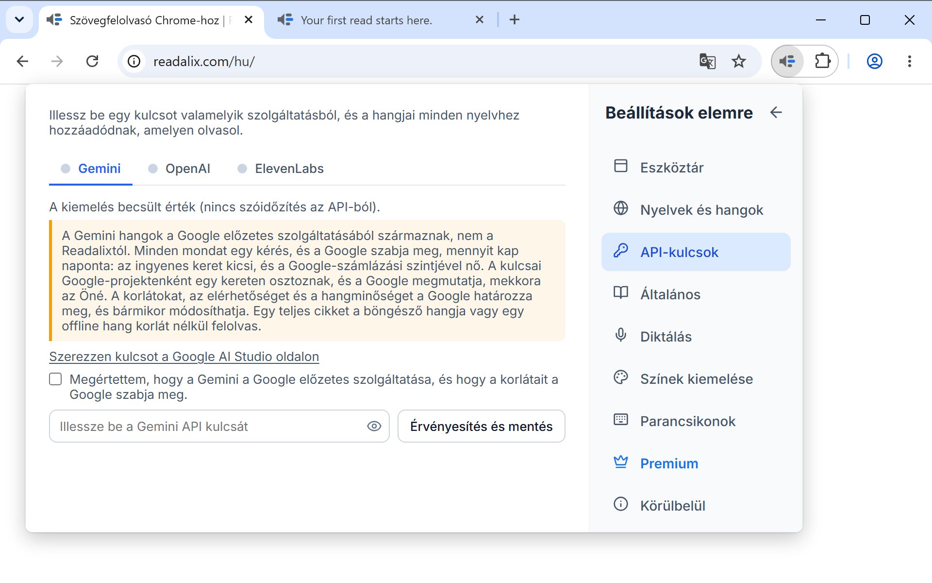 A Beállítások az API-kulcsok oldalon: egy sor, amely szerint a kulcs ezen a számítógépen marad, majd Gemini, OpenAI és ElevenLabs fül megnyitott Gemini füllel, kulcsszerzési hivatkozás, egy bejelölendő négyzet, és a kulcs beillesztésére szolgáló mező az Érvényesítés és mentés gomb mellett.