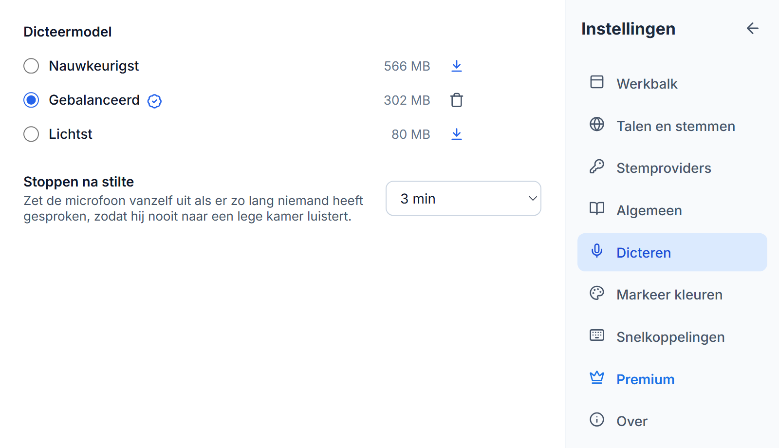 Instellingen, Dicteren: Nauwkeurigst, Gebalanceerd en Lichtst met hun grootte, Gebalanceerd geselecteerd met een badge voor beste keuze en een verwijderknop, downloadknoppen naast de andere twee, en Stoppen na stilte ingesteld op 3 min.