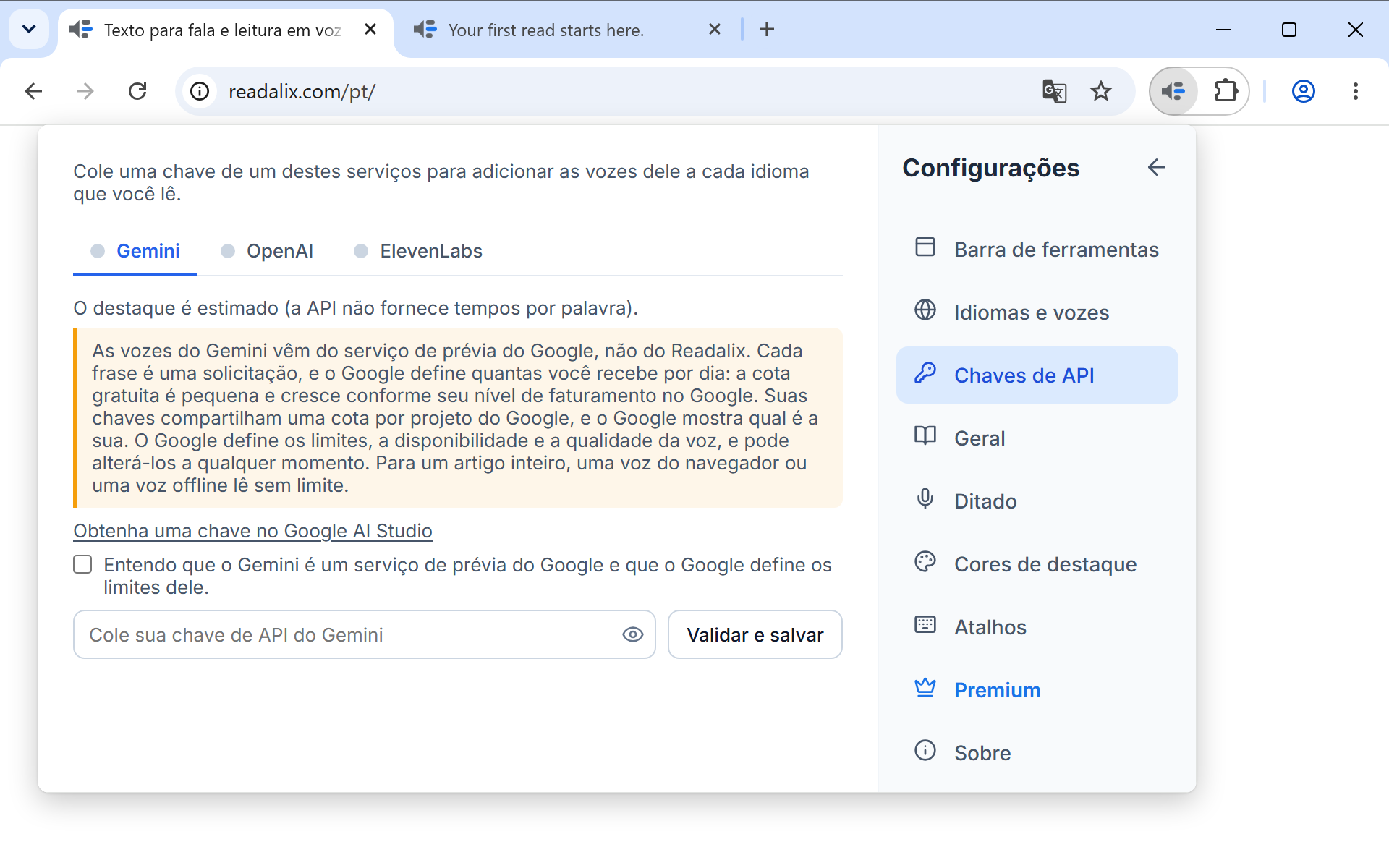 Configurações na página Chaves de API: uma linha dizendo que a chave fica neste computador, depois abas Gemini, OpenAI e ElevenLabs com a Gemini aberta, um link para obter uma chave, uma caixa de seleção e um campo para colar a chave ao lado de um botão Validar e salvar.